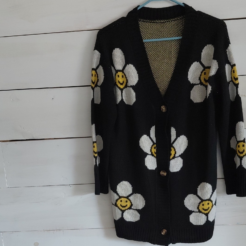 Smiley Face Daisy Sweater M